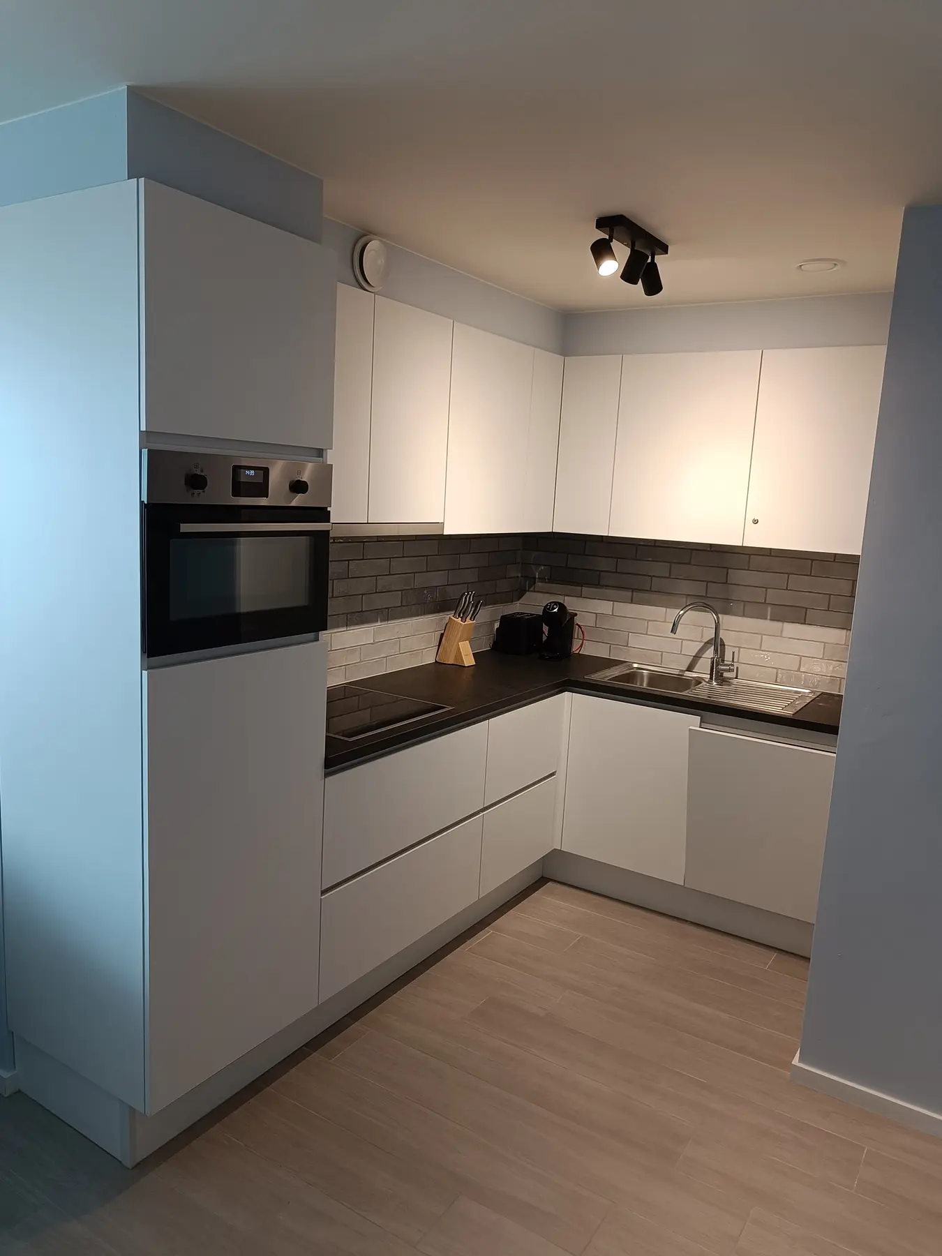 Moderne witte keuken